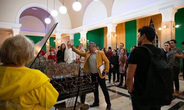 Proiecție de film mut, muzică live, expoziții și tururi ghidate – Noaptea Albă a Muzeelor la Filarmonica Banatul  din Timișoara