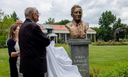 „Nimeni nu îți poate lua Timișoara”: László Tőkés, onorat cu un bust de bronz în Ungaria pentru rolul său istoric