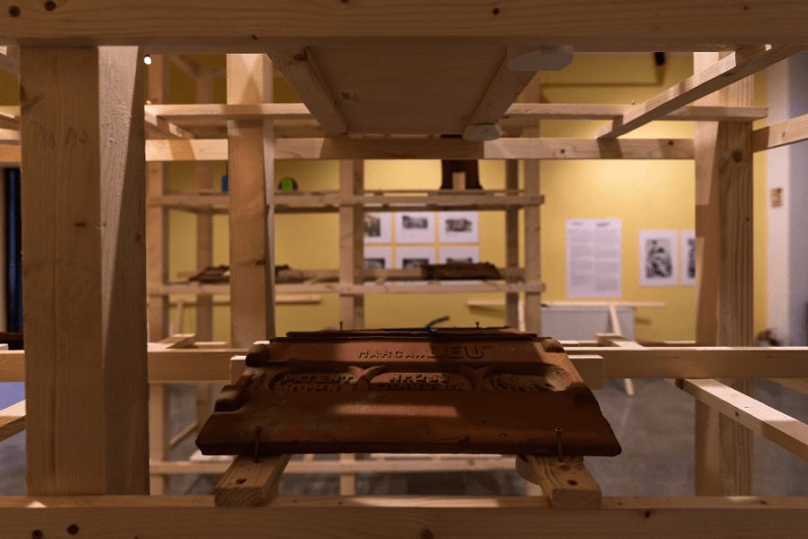 Casa de Cultură a Orașului Jimbolia pregătește vernisajul expoziției „Cu toate țiglele pe casă”!